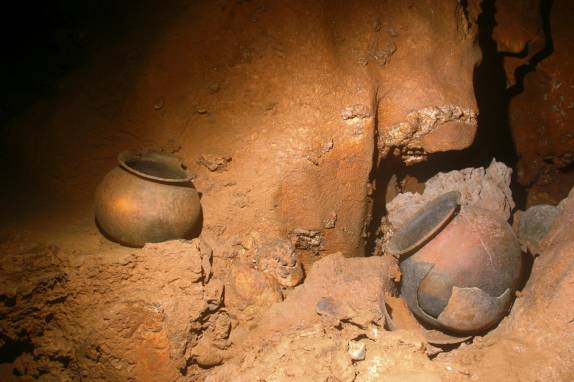 Potes e vasilhas mayas na ATM Cave, na região de San Ignacio, em Belize (foto da internet)